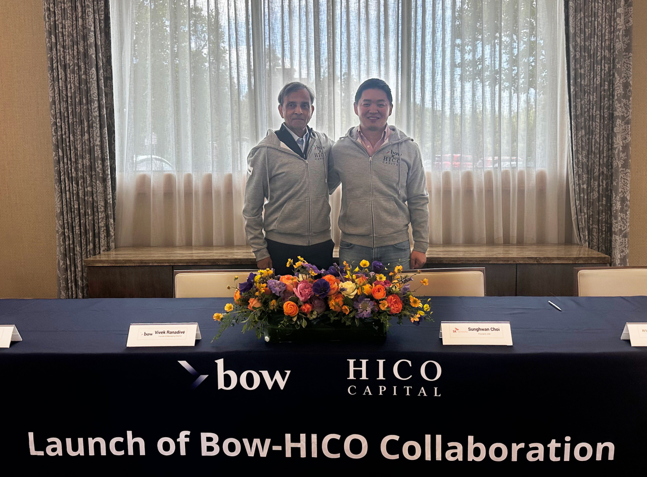 SK Networks President & Chief Operating Officer Choi Sung-hwan (right) and Bow Capital Chairman Vivek Ranadive pose for a photo to celebrate their new partnership at a hotel in Silicon Valley on Tuesday. (SK Networks)