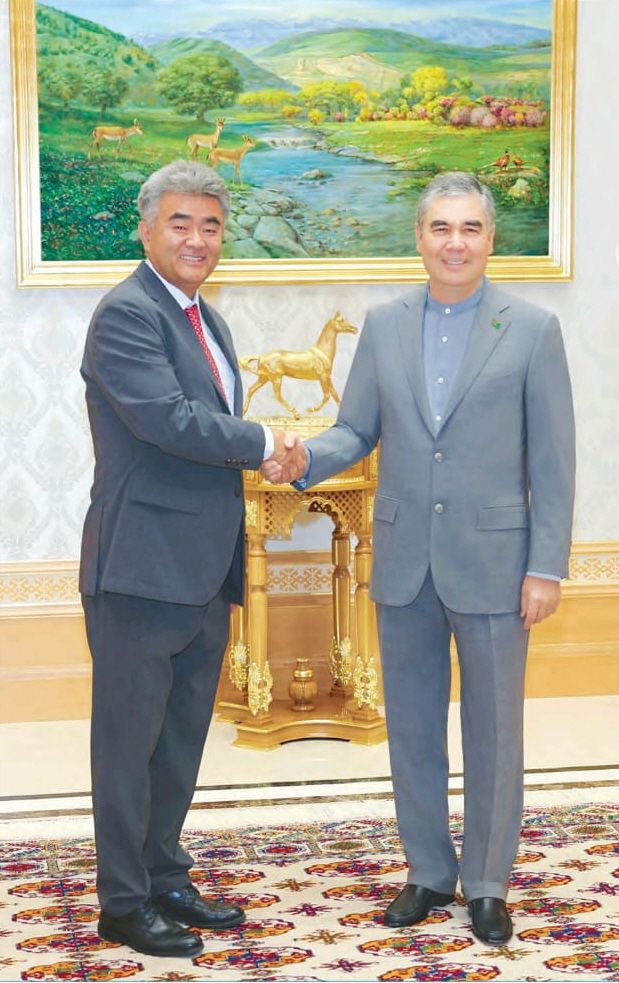 Daewoo E&C’s Chairman Jung Won-ju (left), who doubles as vice chairman of Jungheung Group, shakes hands with Gurbanguly Berdymukhamedov, chairman of the People’s Council of Turkmenistan and de facto leader of the Central Asian country, in its capital city of Ashgabat on Monday (local time). (Daewoo E&C)