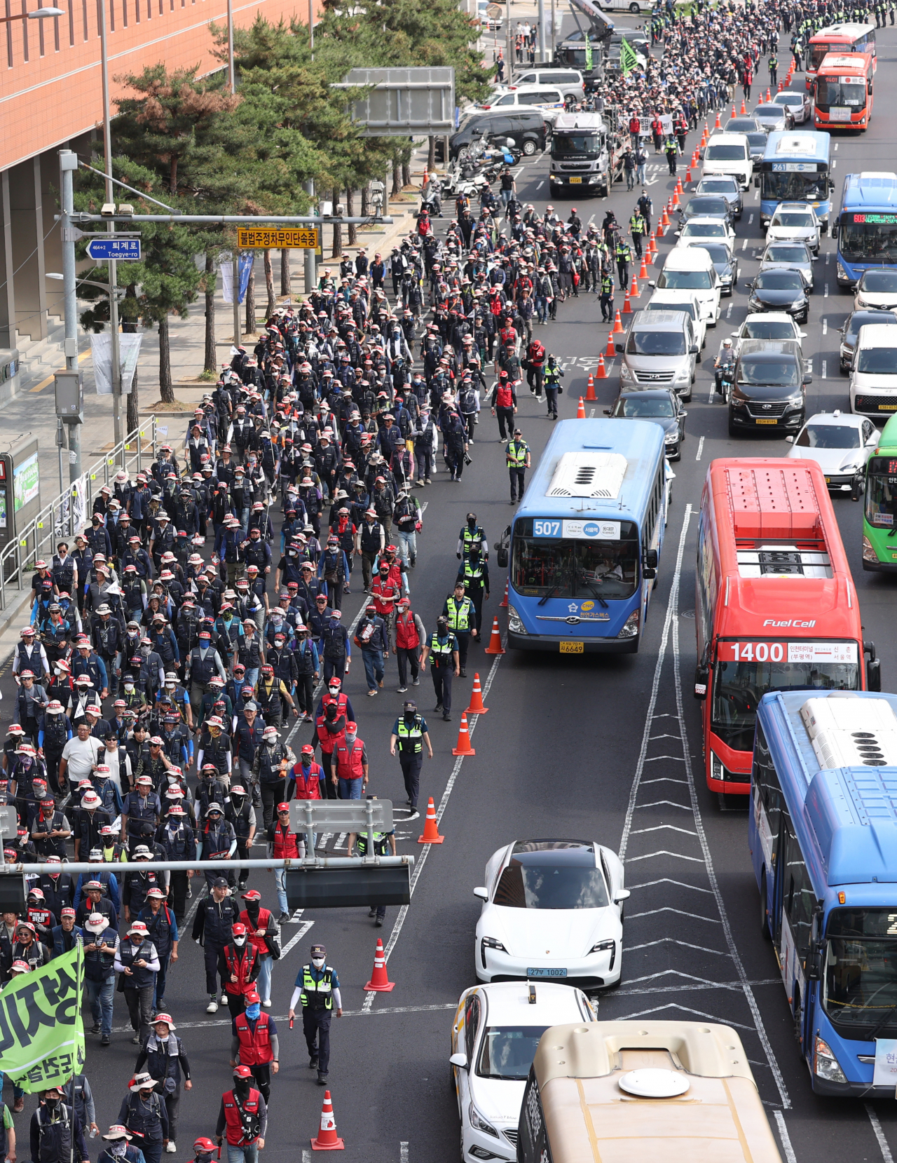 Demonstrators with the Korean Confederation of Trade Unions march on Sejong-daero after a rally held near the presidential office in Yongsan-gu, Seoul, Wednesday. (Yonhap)