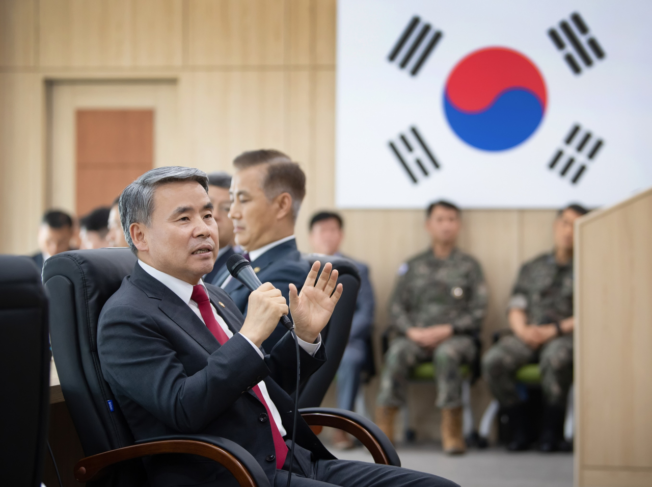 Defense Minister Lee Jong-sup speaks in a meeting with reporters at the state-run Agency for Defense Development's Anheung testing site in Taean, South Chungcheong Province, Tuesday. (Photo- Defense Ministry)