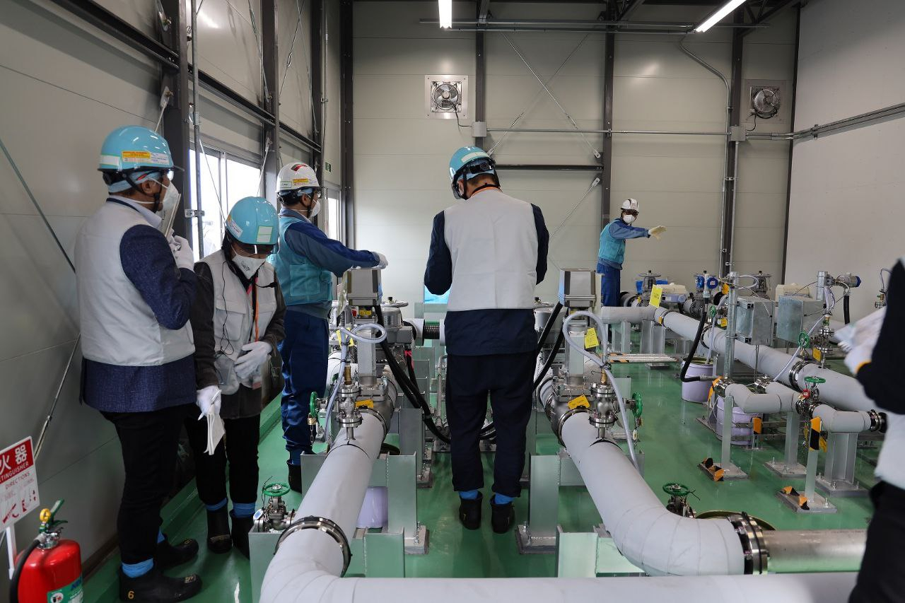 This photo shows a group of Korean experts inspecting the wastewater treatment facilities at the Fukushima Daiichi Nuclear Power Plant on May 24. (Tokyo Electric Power Co.)