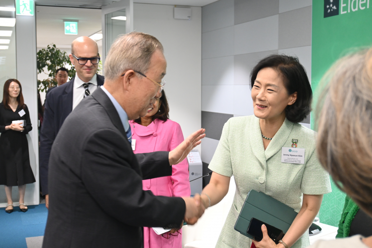 Former UN Secretary-General Ban Ki-moon exchange greetings with South Korea's ambassador for climate change Kim Hyo-eun at GGGI-Elders High-Level Climate Panel at Global Green Growth Institute headquarters in Jung-gu, Seoul on Monday. (Sanjay Kumar/The Korea Herald)