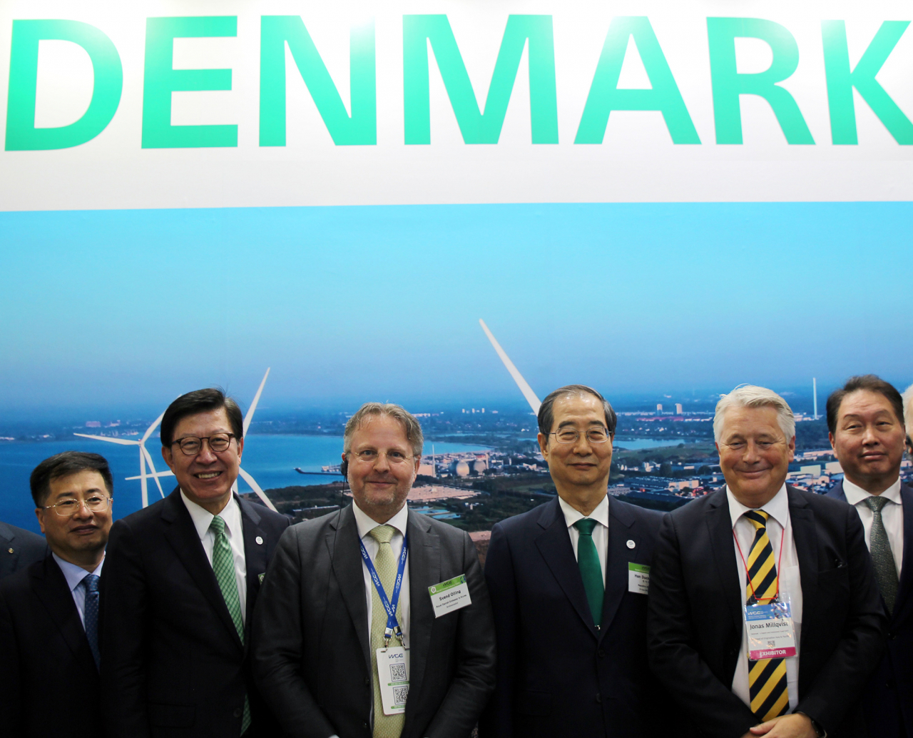 Participants of the Denmark-Korea Green Business Forum pose for a photo at the Danish Pavilion at the World Climate Industry Expo on Thursday. From left: 2nd Vice Minister of Trade, Industry and Energy Kang Kyung-sung; Busan Mayor Park Hyeong-joon; Danish Ambassador Svend Olling; Prime Minister Han Duck-soo; Jonas Millqvist, the Export and Investment Fund's joint origination chief for Asia and the Pacific region; and Korea Chamber of Commerce and Industry Chairman Chey Tae-won (Danish Embassy in Seoul)