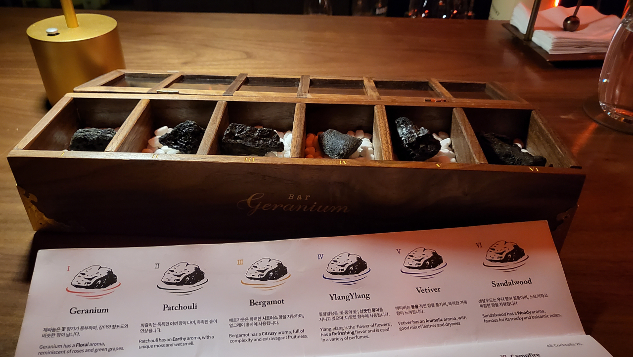 Stones sprayed with six different scents are placed on a wooden box for guests to choose from. (Kim Hae-yeon/ The Korea Herald)
