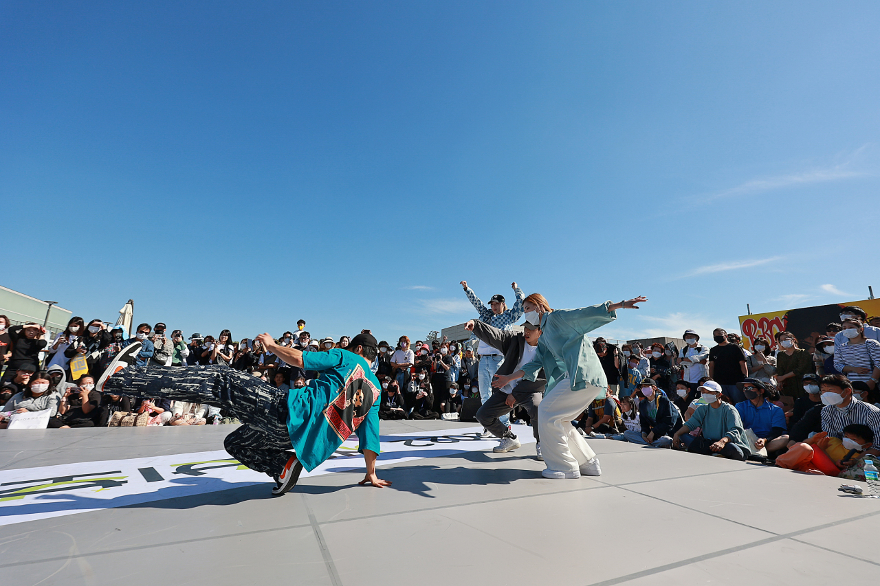 Dancers participate in four-on-four dance battles on a stage at 2022 Seoul B-Boy Festival. (Seoul Foundation for Arts and Culture)