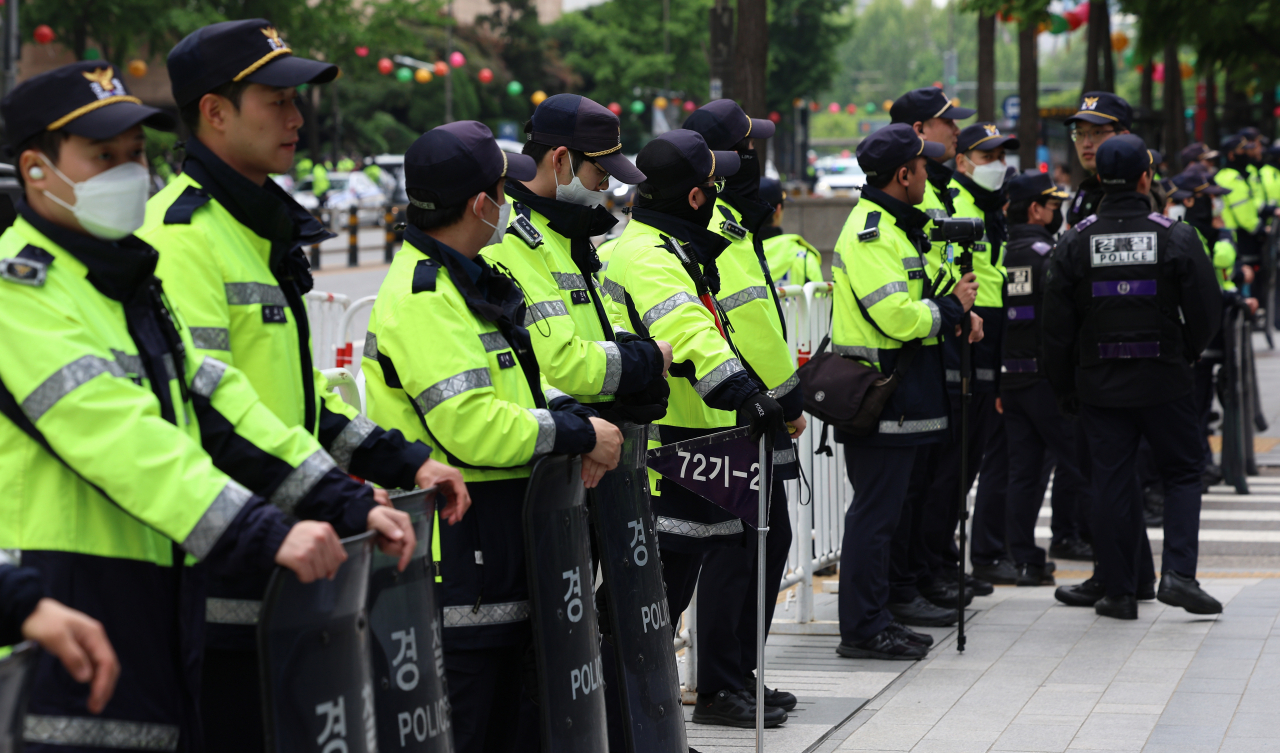 South Korean police are dispatched around a Seoul hotel in which the visiting Japanese Prime Minister Fumio Kishida is staying in this May 7 file photo. (Yonhap)