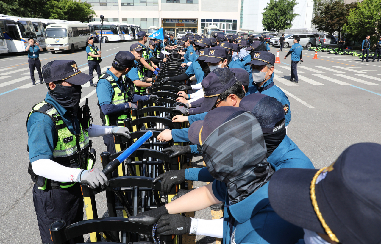 Police officers take part in a training exercise to forcibly break up illegal protests in Seoul on May 25. (Seoul Metropolitan Police Agency)
