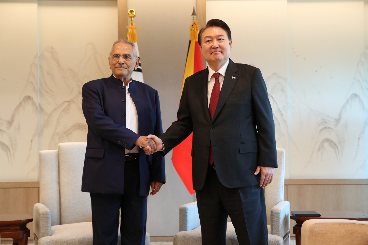 South Korean President Yoon Suk Yeol (right) shakes hand with East Timor President Jose Ramos-Horta at the presidential office in Seoul on Friday. (Pool photo)