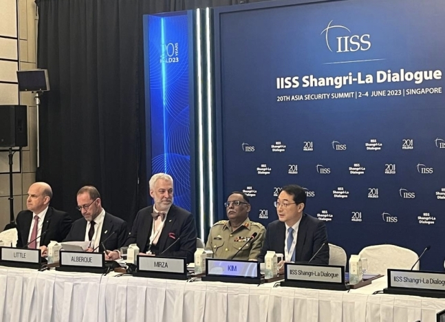 Kim Gunn, the Foreign Ministry's Special Representative for Korean Peninsula Peace and Security Affairs (far right) speaks at the Shangri-La Dialogue in Singapore on Friday. (Foreign Ministry)