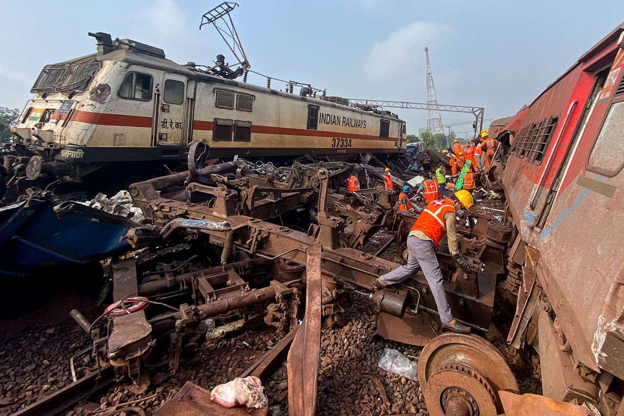Rescue workers sift through wreckage at the accident site of a three-train collision near Balasore, about 200 kilometers from the state capital Bhubaneswar, Saturday. (AFP-Yonhap)