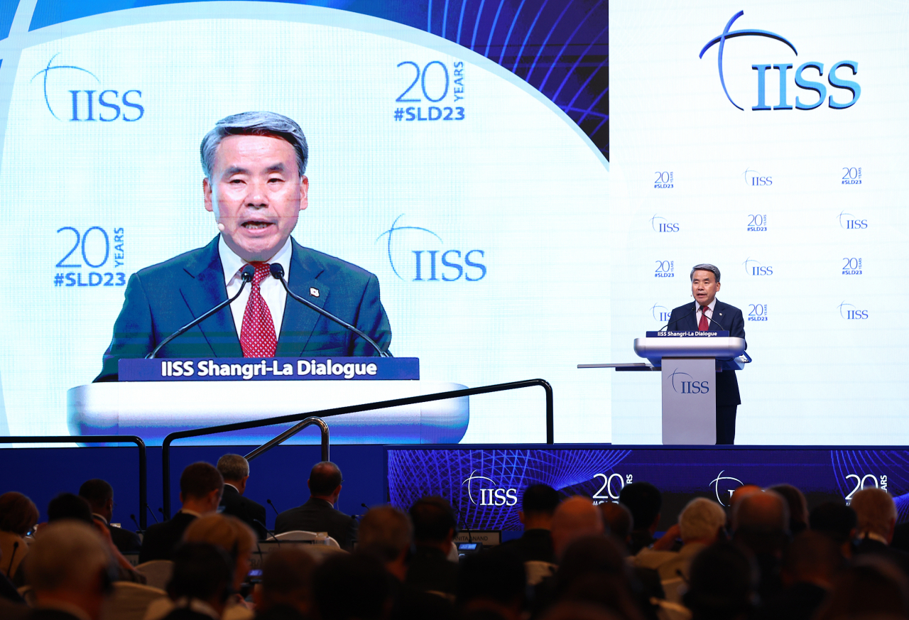 Defense Minister Lee Jong-sup speaks during the main session of the Shangri-La Dialogue in Singapore on Saturday. (Yonhap)