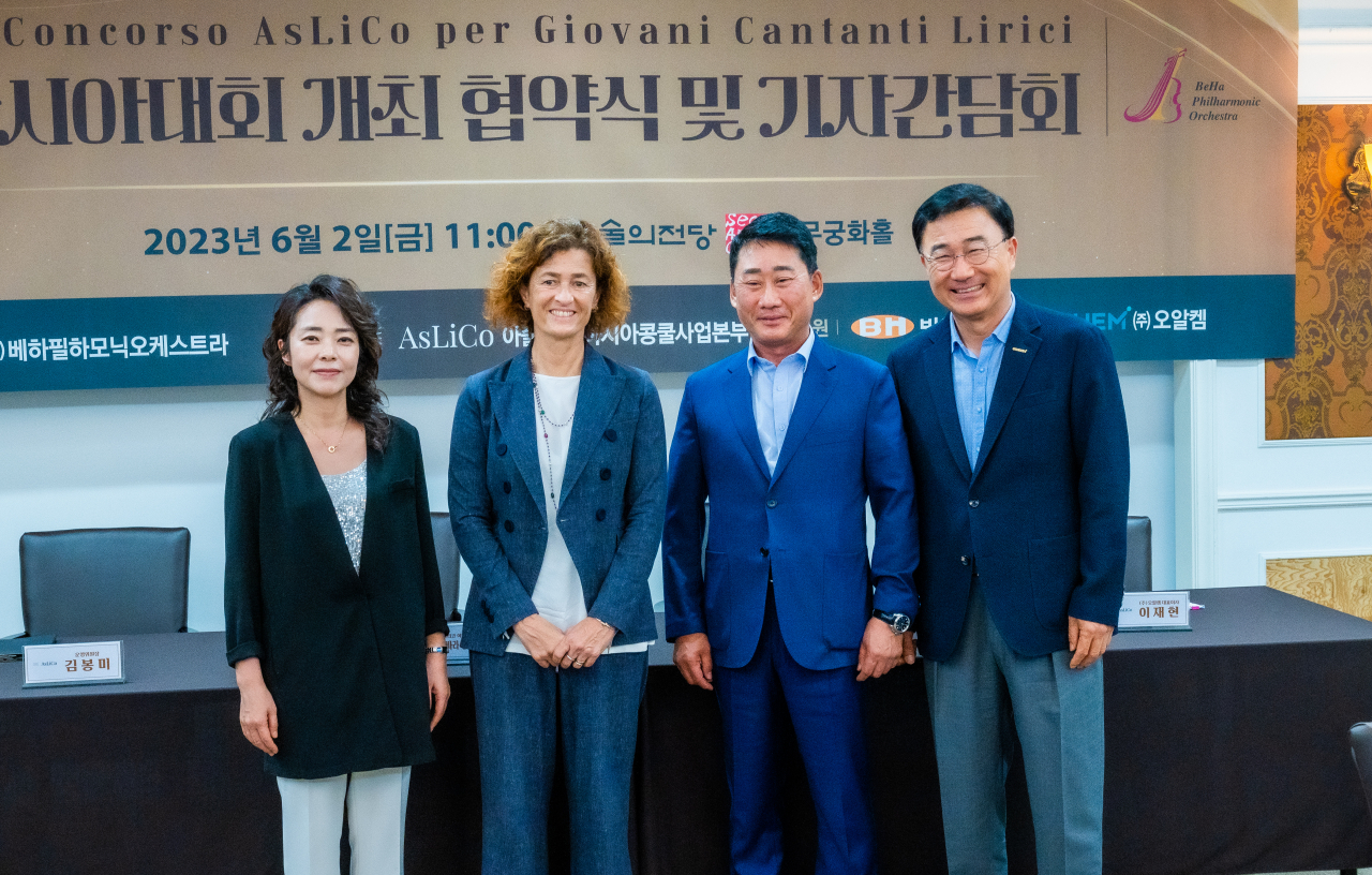 (From left) Kim Bong-mee, president of the AsLiCo Asia Department; Barbara Minghetti, director of programming of the Teatro Sociale of Como, Italy; Lee Kyung-hwan, chairman of the BH Group; and Lee Jae-hyun, CEO of the ORCHEM company pose for a group photo after a press conference held at the Seoul Arts Center on Friday. (AsLiCo)