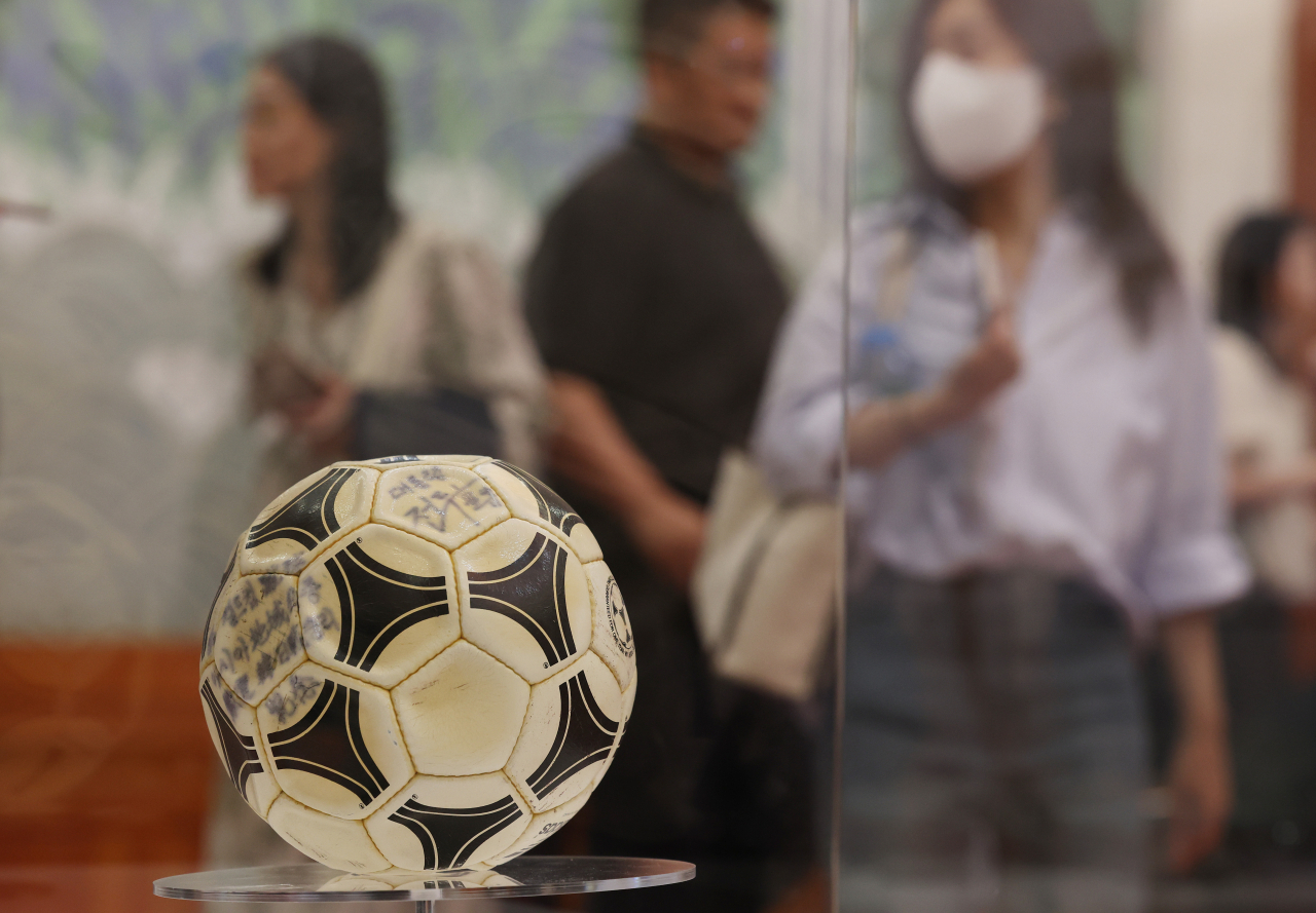 A soccer ball with former President Chun Doo-hwan's writing is on display at a special exhibition “The Stories of Our Presidents“ on Monday at Cheong Wa Dae in Seoul, Thursday. (Yonhap)