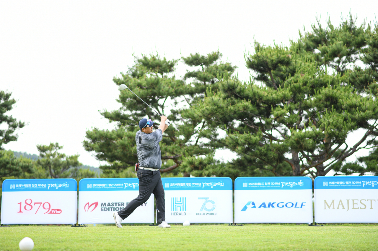 Korean baseball star Lee Dae-ho hits a tee shot for the tournament. (Damda Studio)