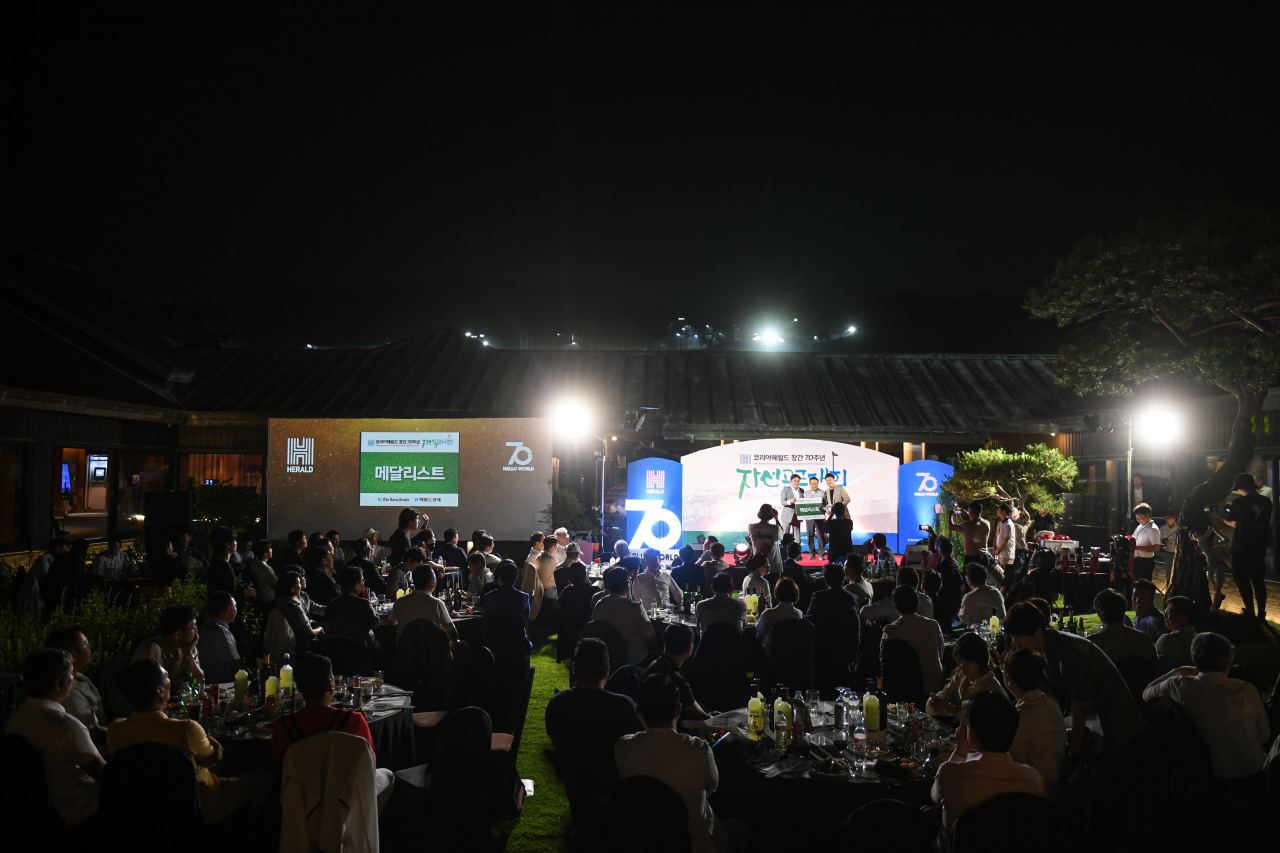 An award ceremony is held to celebrate the winners of the golf tournament. (Damda Studio)