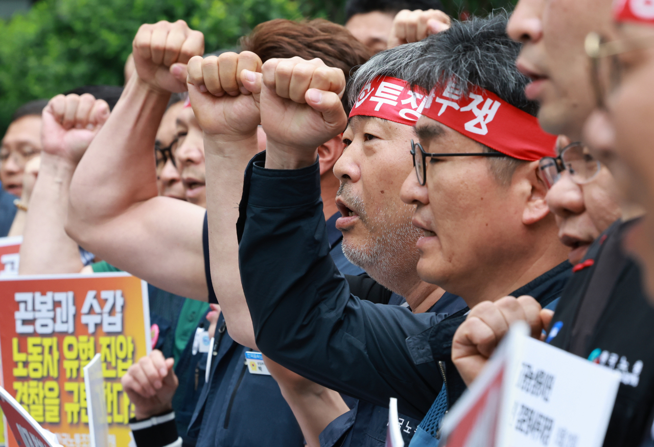 Unionized workers of the Federation of Korean Trade Unions chant during a rally criticizing the police crackdown on the union's protest, held in front of the National Police Agency in Seodaemun-gu, Seoul, Friday. (Yonhap)