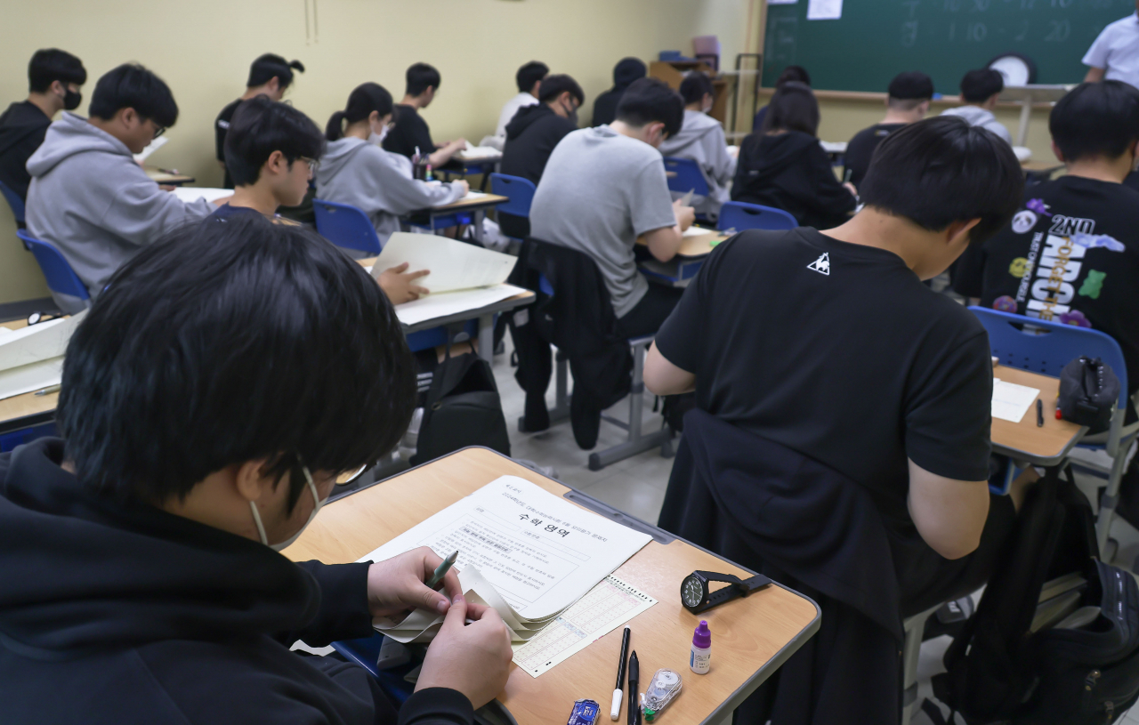 This photo shows students taking mock tests of Suneung at a private 