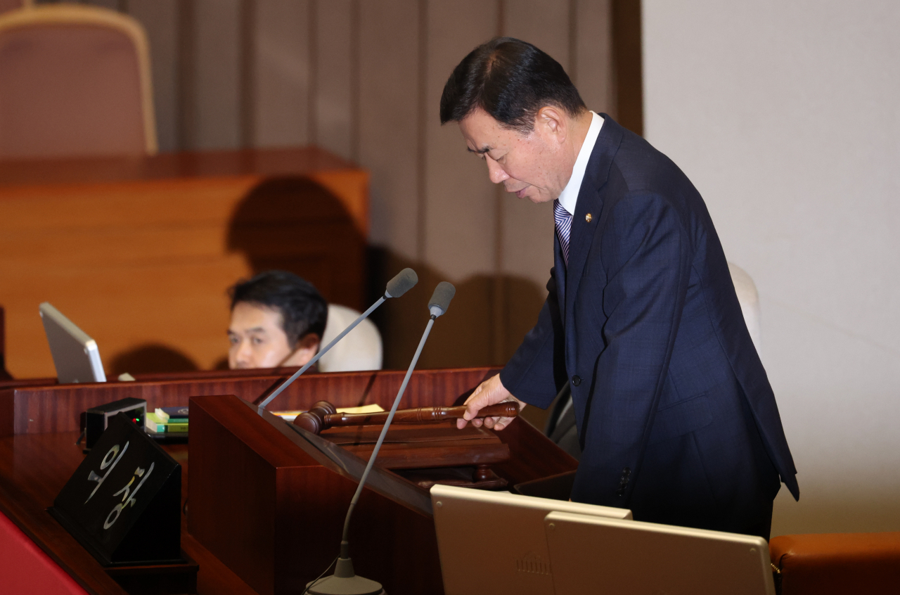 National Assembly Speaker Kim Jin-pyo proceeds the plenary session of the National Assembly in Seoul on May 50. (Yonhap)