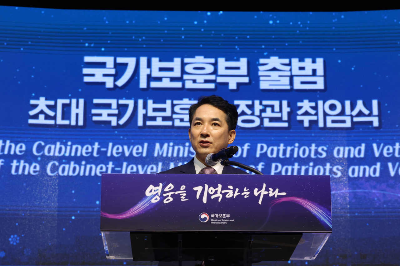 Park Min-shik, minister of the Ministry of Patriots and Veterans Affairs, delivers an inauguration speech at the government complex in Sejong, 130 kilometers south of Seoul, on Monday. (Yonhap)