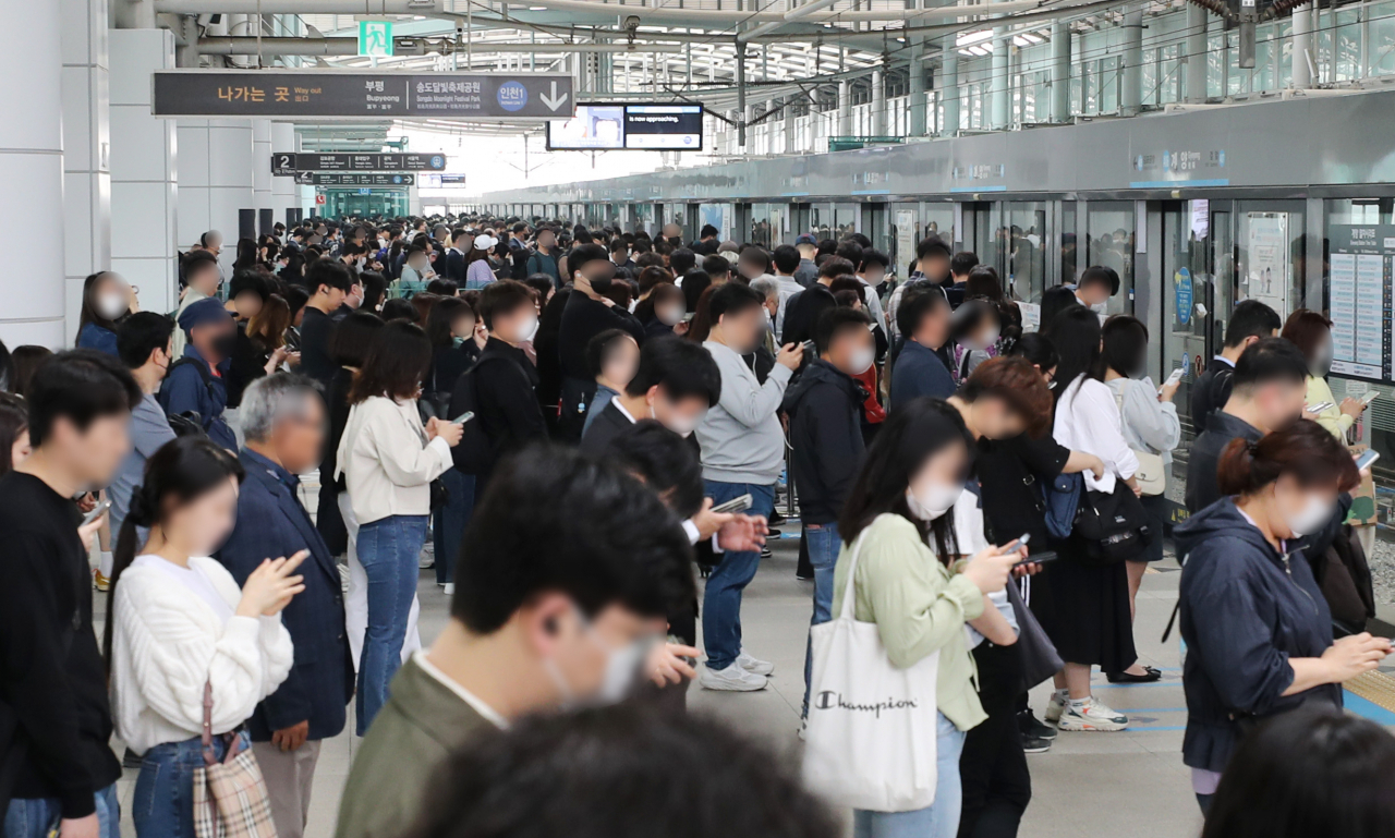 An AREX rail line platform at Gyeyang Station in Incheon is packed with passengers last month. (Yonhap)