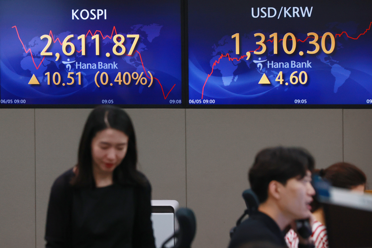 This photo taken on June 5, shows the dealing room of Hana Bank in Myeongdong, central Seoul. (Yonhap)