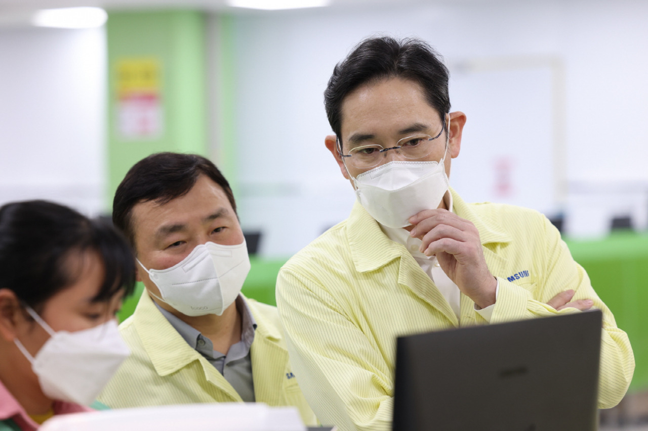 Samsung Electronics Chairman Lee Jae-yong (right) inspects the company's display-making unit Samsung Display's smartphone manufacturing plant near Hanoi, Vietnam in last December. (Samsung Electronics)