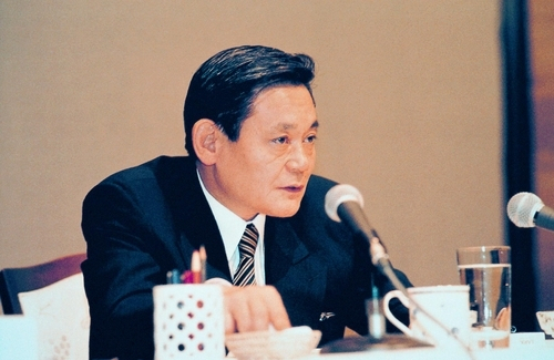Late former Samsung Electronics Chairman Lee Kun-hee delivers New Management Initiative speech in Frankfurt, Germany on June 7, 1993. (Samsung Electronics)