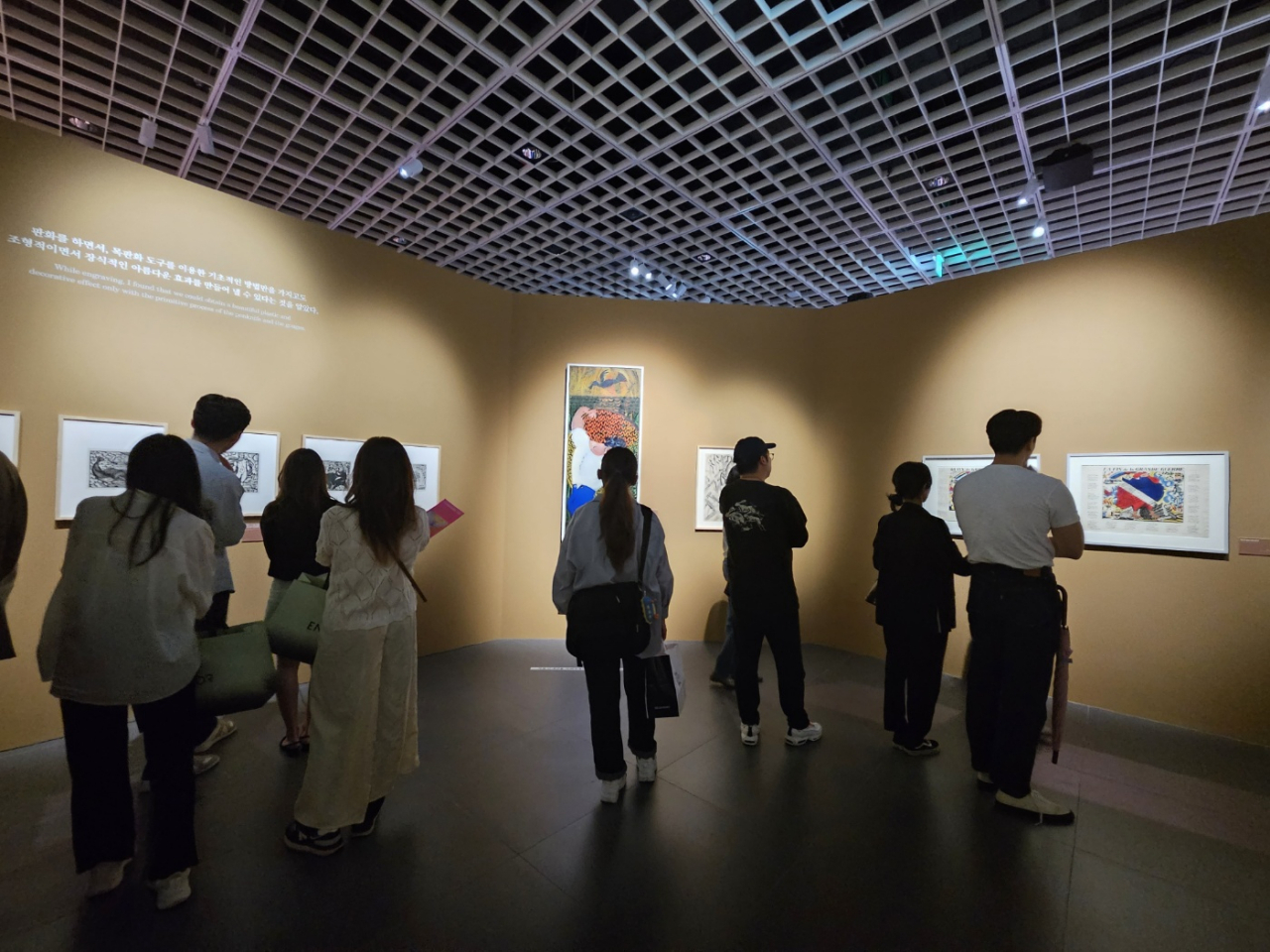 Visitors view paintings by Raoul Dufy at The Hyundai Seoul on May 27. (Park Yuna/The Korea Herald)