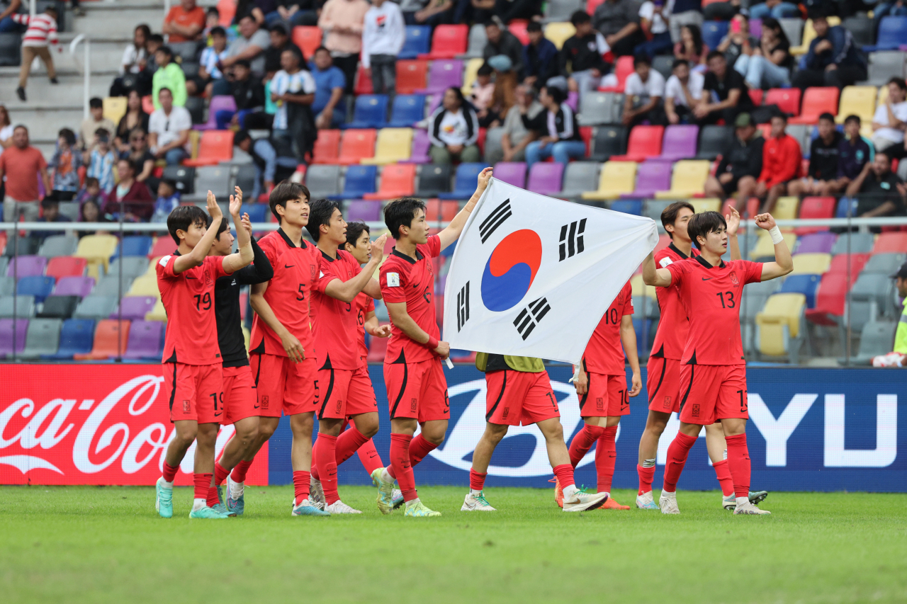 South Korean players hold up their national flag, Taegeukgi, to celebrate their 1-0 victory over Nigeria in the quarterfinals at the FIFA U-20 World Cup at Santiago del Estero Stadium in Santiago del Estero, Argentina, on Sunday. (Yonhap)