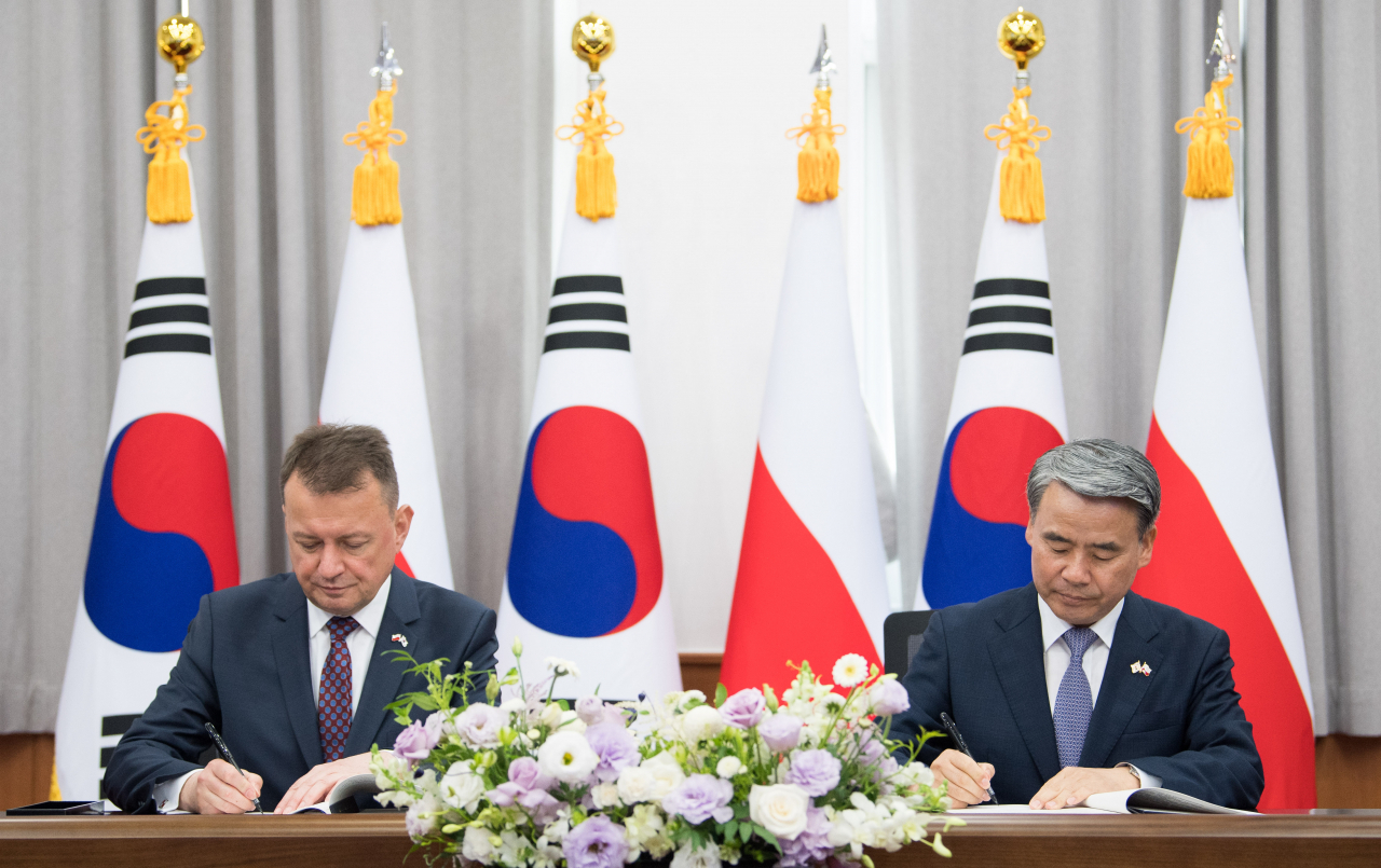 South Korean Defense Minister Lee Jong-sup (right) and Poland's Deputy Prime Minister and Minister of National Defense Mariusz Blaszczak sign a memorandum of understanding, or MOU, to establish the Joint Korean-Polish Committee on Cooperation in the Fields of Defense and Defense Industry.(Photo - South Korea's Ministry of National Defense)