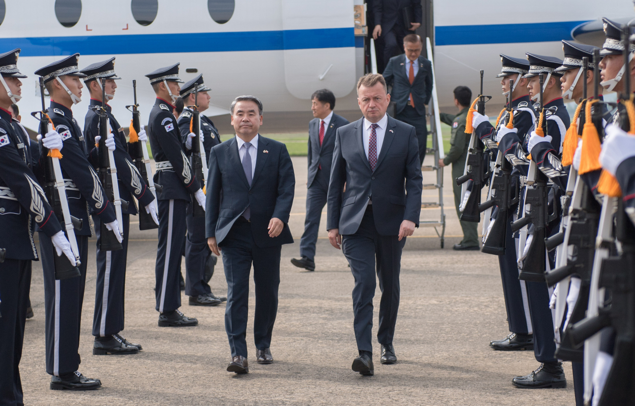 South Korean Defense Minister Lee Jong-sup (left) and Poland's Deputy Prime Minister and Minister of National Defense Mariusz Blaszczak disembark the plane to attend a rollout ceremony for the first FA-50 light combat aircraft manufactured by Korea Aerospace Industries, which will be exported to Poland. (Photo - South Korea's Ministry of National Defense)