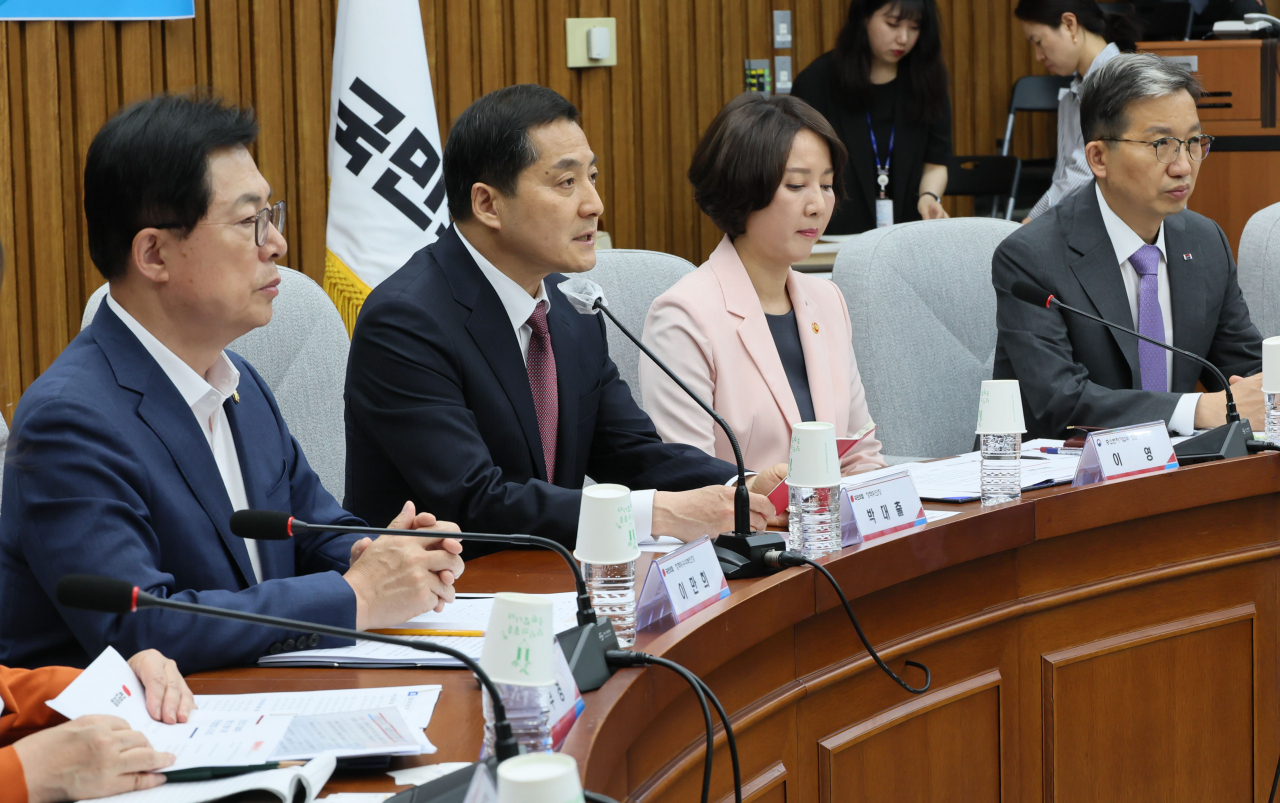 Rep. Park Dae-chul (second from left) is seen giving a speech at a meeting with government officials and startups aimed at eradicating technology theft against small and medium-sized companies held at the National Assembly in Seoul on Wednesday.