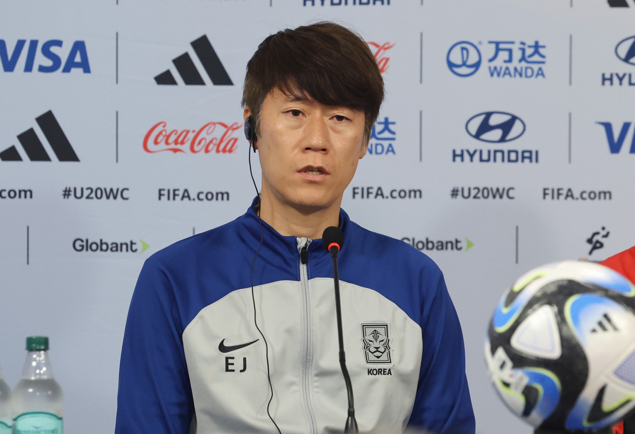 South Korea head coach Kim Eun-jung speaks at a press conference at La Plata Stadium in La Plata, Argentina, on June 7, the eve of the semifinal match against Italy at the FIFA U-20 World Cup. (Yonhap)