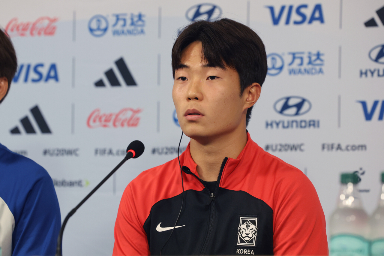 South Korea captain Lee Seung-won speaks at a press conference at La Plata Stadium in La Plata, Argentina, on June 7, the eve of the semifinal match against Italy at the FIFA U-20 World Cup. (Yonhap)