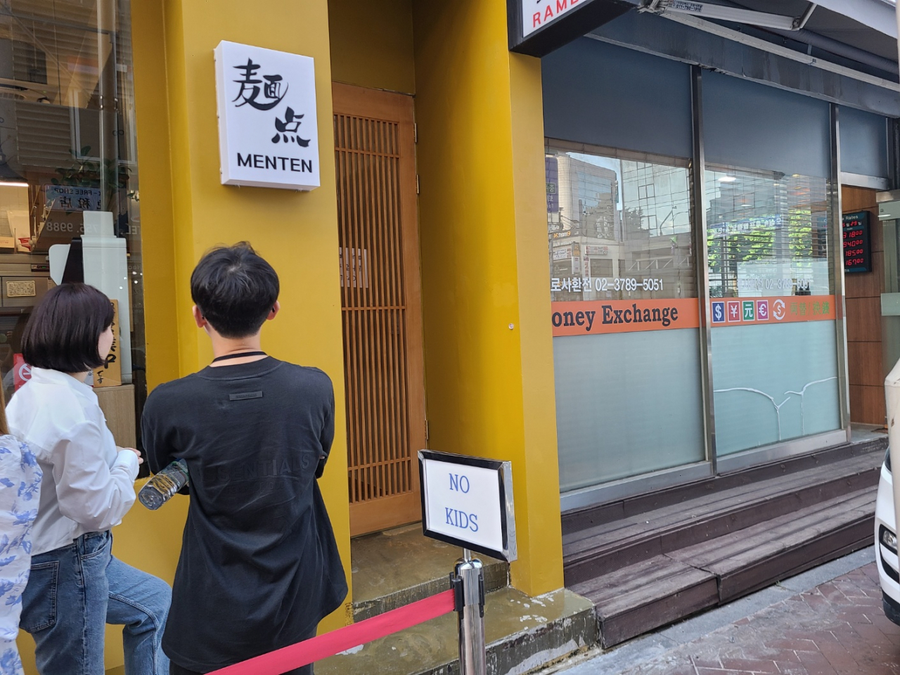 Customers line up in front of Menten in Myeong-dong, a restaurant where children are not allowed. (Jung Min-kyung/The Korea Herald)