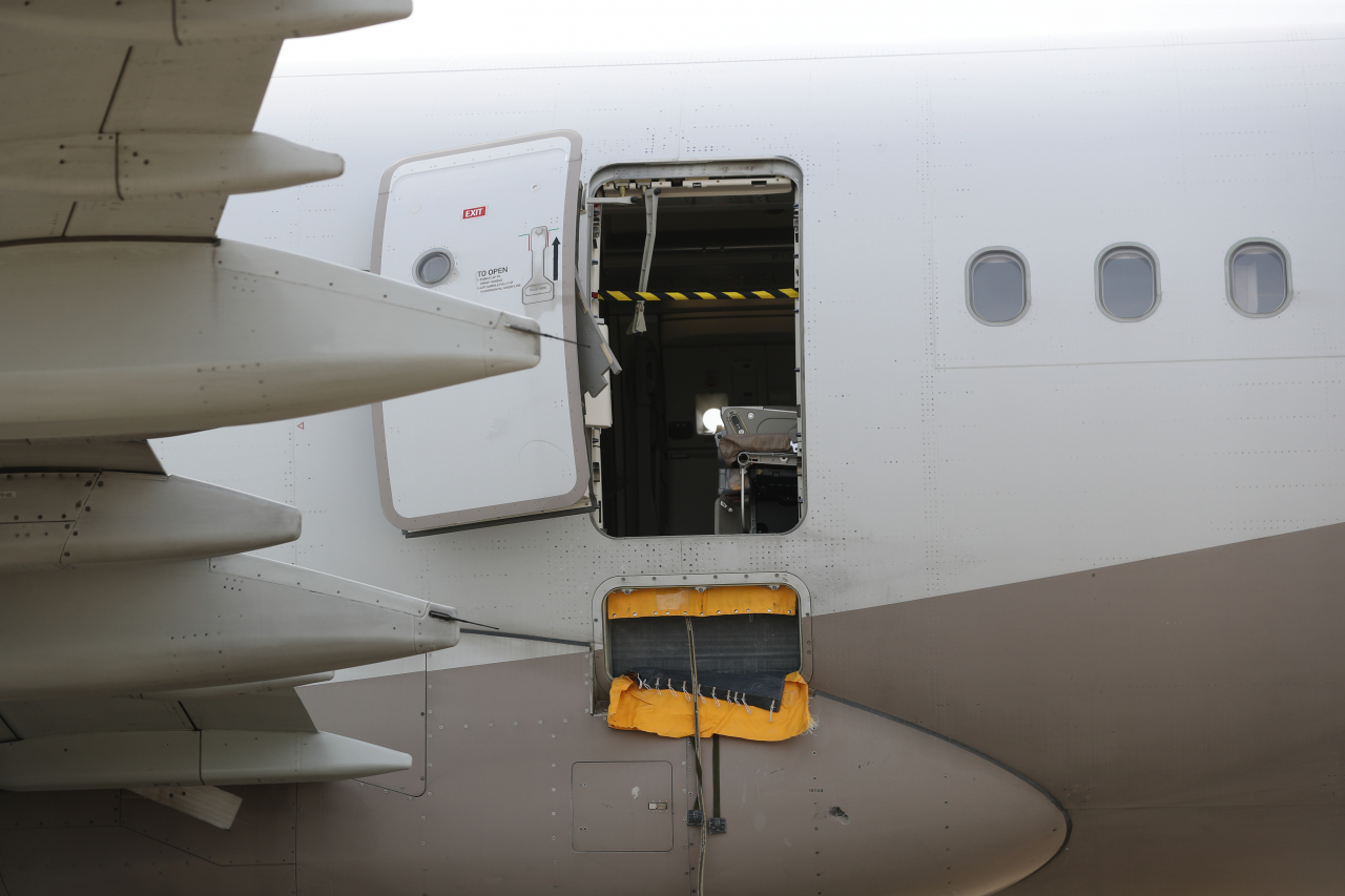 The taped-off emergency exit door of the Asiana aircraft on May 26 (Yonhap)