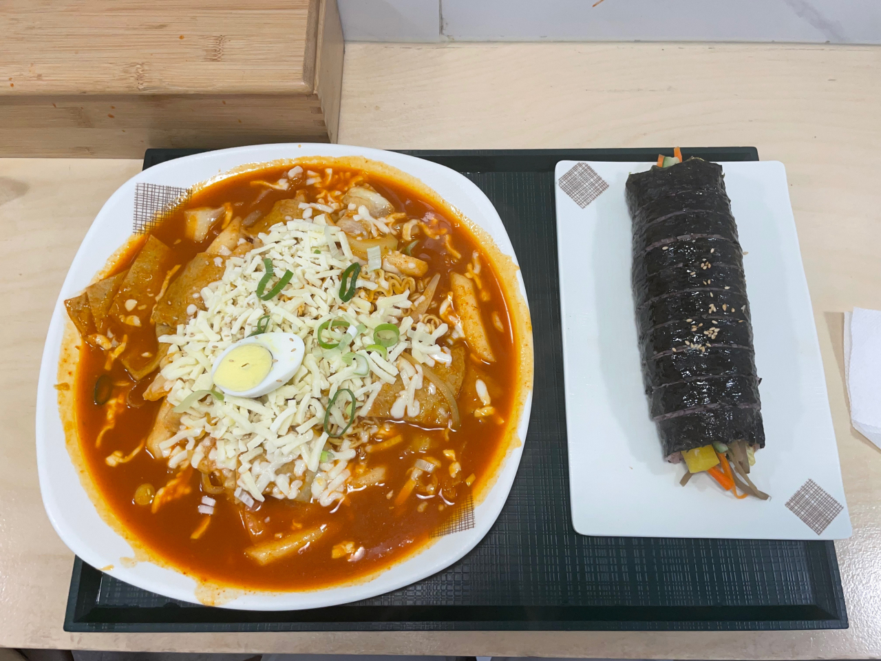 Goreun Haetsal's cheese tteokbokki and tuna gimbap (Kim Da-sol/The Korea Herald)