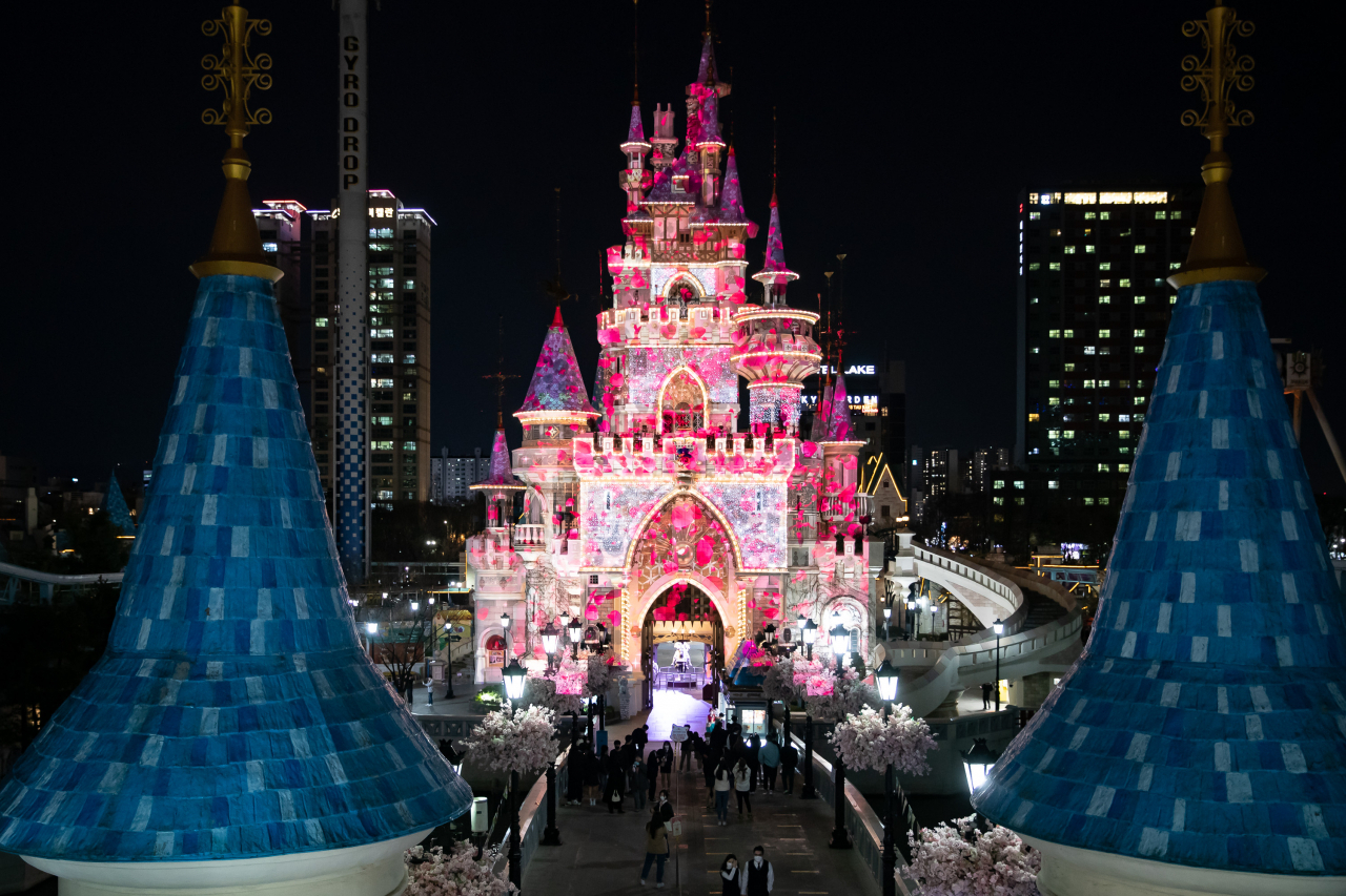 Lotte World theme park in Seoul (Herald DB)