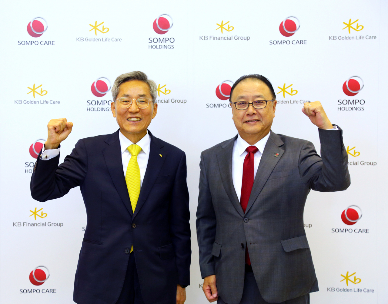 KB Financial Group Chairman Yoon Jong-kyoo (left) and Sompo Holdings Chairman Sakurada Kengo pose after a memorandum of understanding signing event at the Sompo headquarters in Tokyo, Thursday. (KB Financial Group)