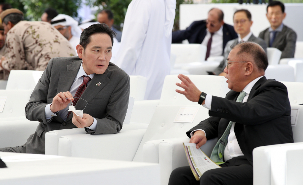 Samsung Electronics Chairman Lee Jae-yong (left) and Hyundai Motor Group Executive Chair Chung Euisun talk during an industrial event held in Abu Dhabi, United Arab Emirates, in January. (Yonhap)