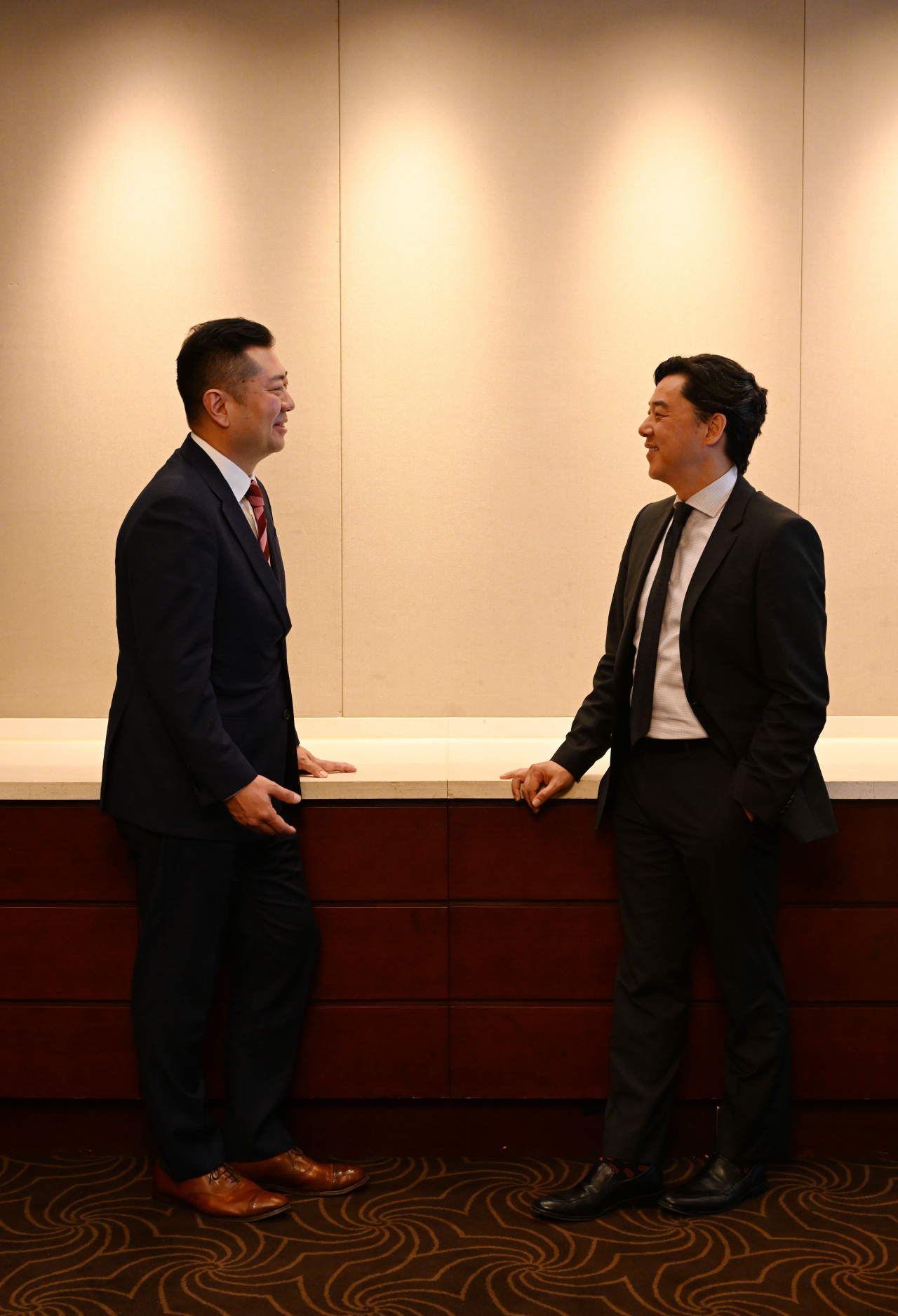 Frank Sur, partner of Gowling WLG (left) and Benjamin Na, managing partner of the firm’s Toronto office, pose for photos before an interview with The Korea Herald where they explained on Korean businesses opportunities in Canada held at a Seoul hotel on May 24. (Park Hae-mook/The Korea Herald)