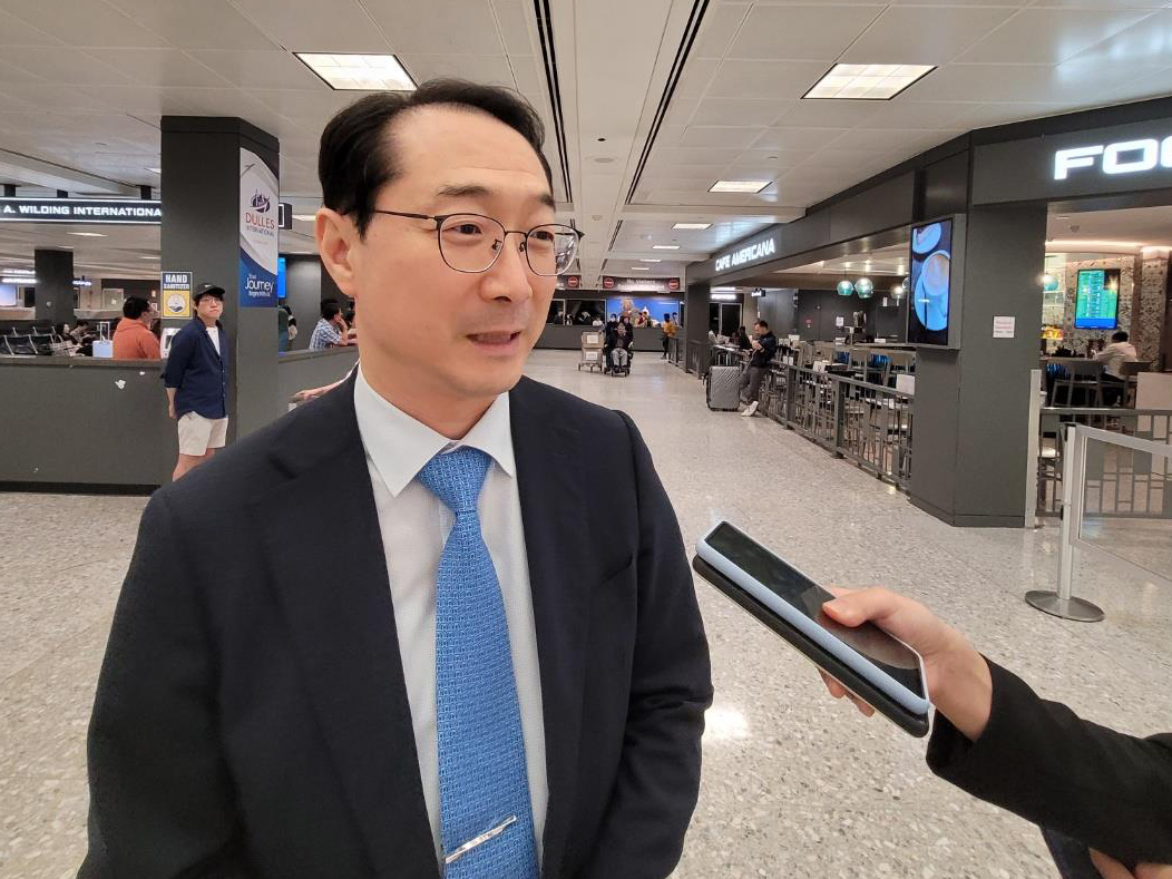 In this photo, Kim Gunn, South Korea's special representative for Korean Peninsula peace and security affairs, speaks to reporters upon arriving at Washington Dulles International Airport in Virginia on Sunday. (Joint Press Corps in Washington)