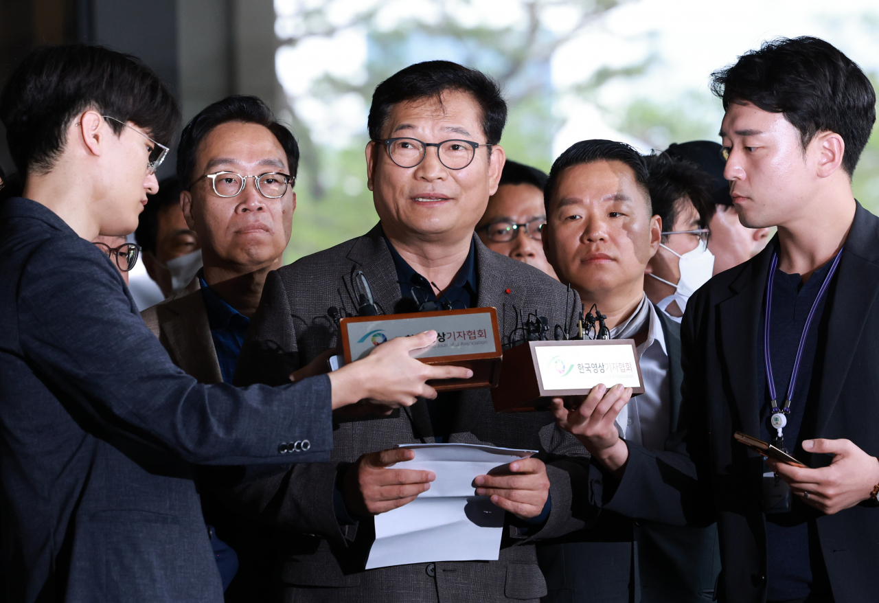 Former Democratic Party leader Song Young-gil speaks to reporters outside the Seoul Central District Prosecutors Office on June 7. (Yonhap)