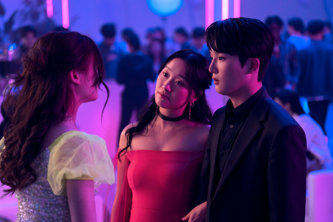 Choi Min-yeong (right) plays Dae, a high school student, in 