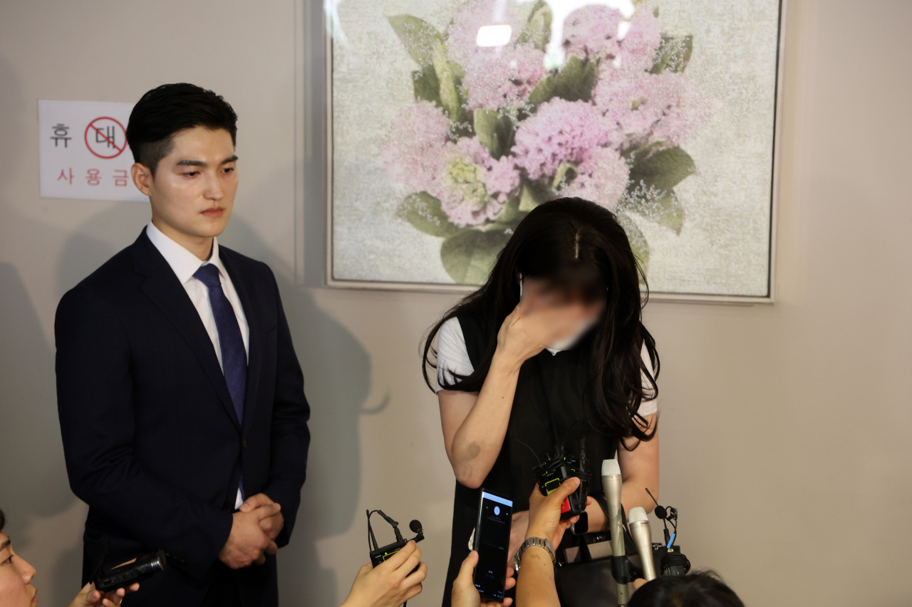 A victim (right) who survived a man's attempted rape and murder shows up in front of camera after a Busan High Court ruling on Monday that handed down a 20-year jail term to the offender. (Yonhap)