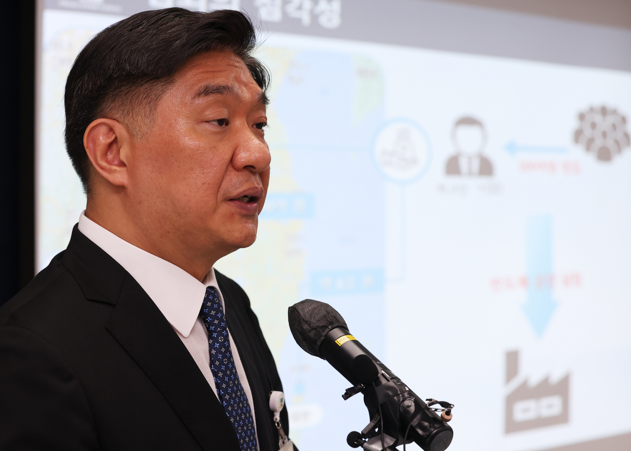 Prosecutor Park Jin-sung, who is in charge of industrial and defense technology crime at the Suwon District Prosecutors' Office, speaks at a press conference at the prosecutors' office in Suwon, Gyeonggi Province on Monday. (Yonhap)