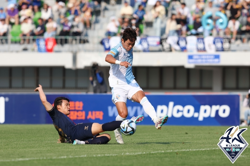 Lee Myung-jae of Ulsan Hyundai FC (right) battles Oh In-pyo of Suwon FC for the ball during a K League 1 match at Suwon Stadium in Suwon, Gyeonggi Province, on Tuesday. (Korea Professional Football League)