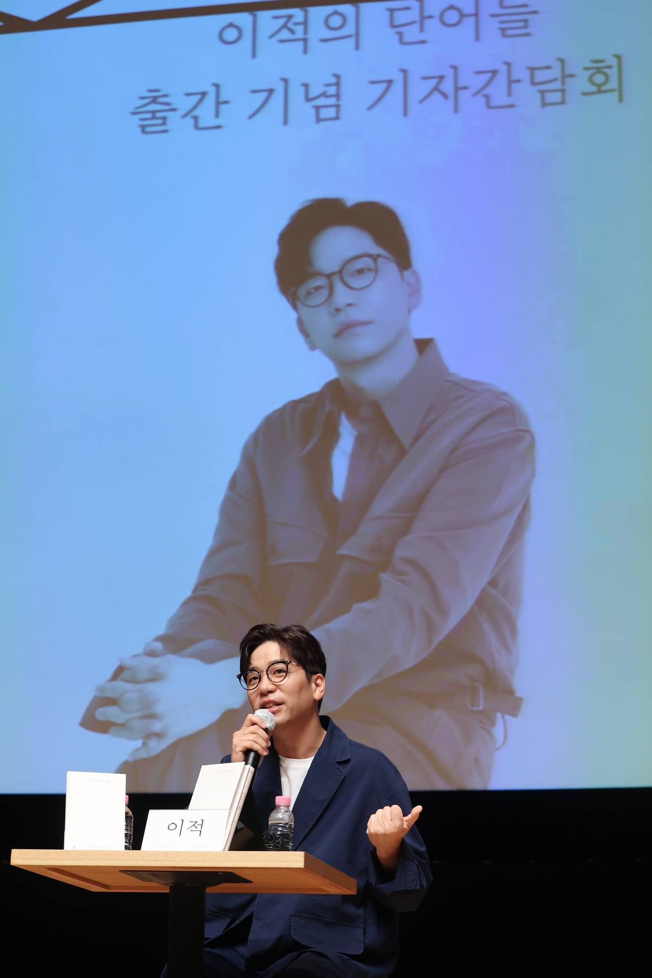 Lee Juck speaks at a press conference held in Jung-gu, Seoul, on May 31. (Gimm-Young Publishers)