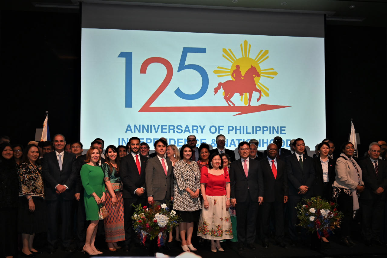 Members of the diplomatic corps pose for a group photo commemorating the 125th year of the Philippines' Independence at Grand Hyatt, Seoul on Thursday. (Sanjay Kumar/The Korea Herald)