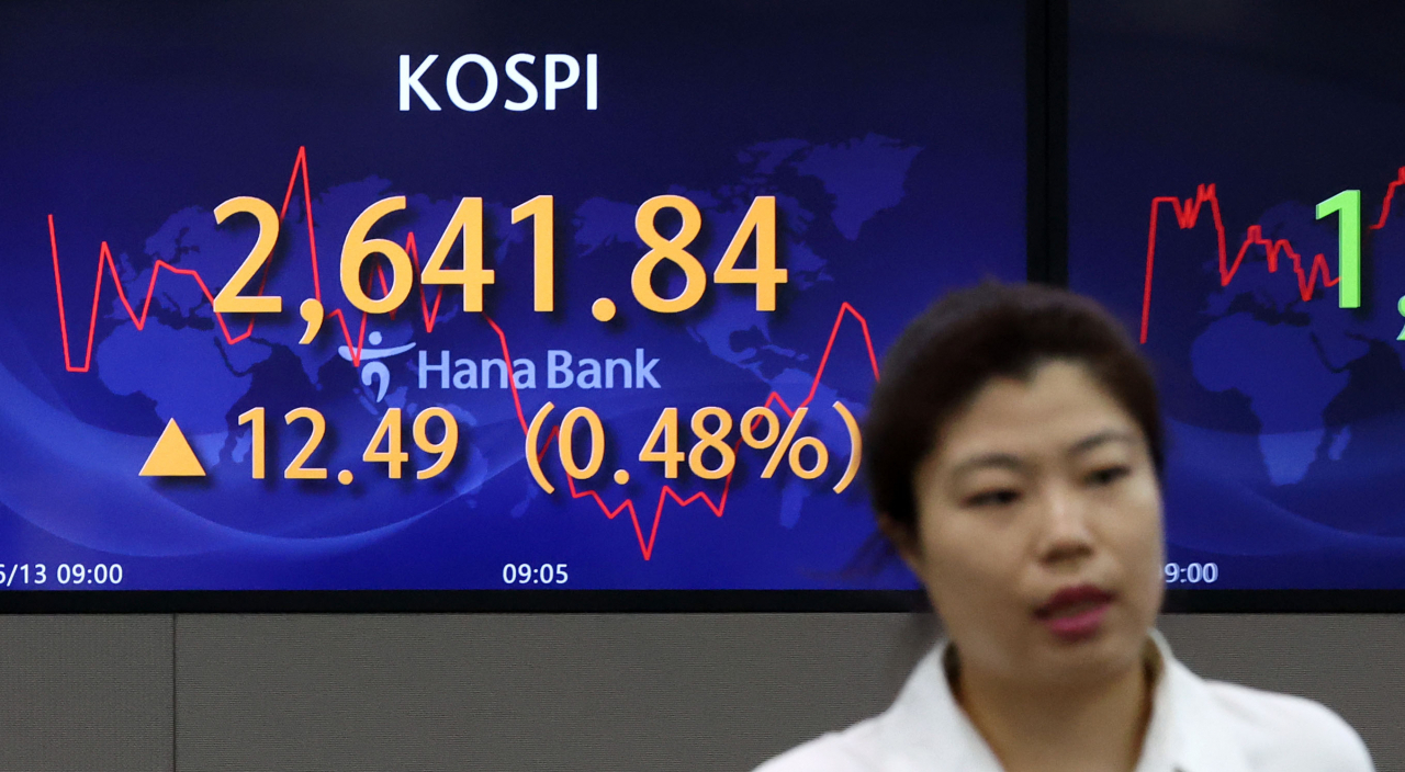 An electronic board showing the Korea Composite Stock Price Index at a dealing room of the Hana Bank headquarters in Seoul on Tuesday. (Yonhap)